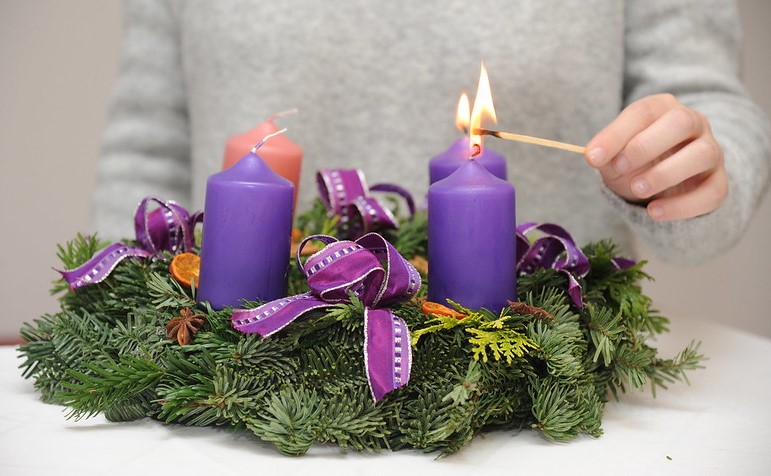 Adventkranz beim Entzünden